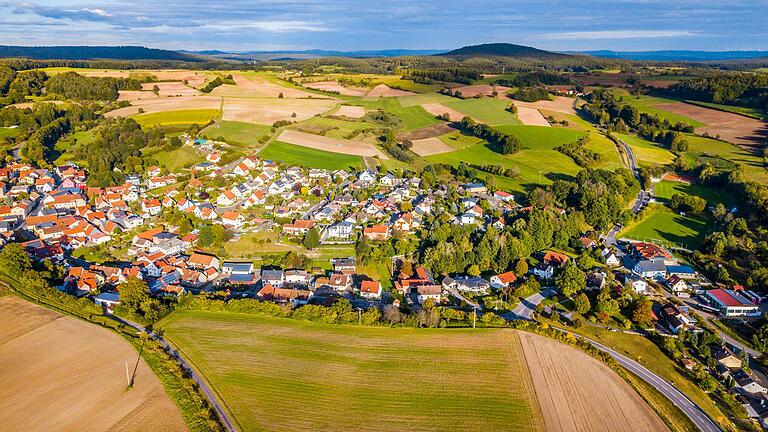 Alle Häuser und Grundstücke in Unterfranken müssen neu bewertet werden. Im Bild eine Drohnen-Aufnahme von Breitbrunn (Lkr. Hassberge).