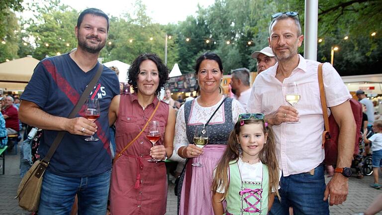 Zwei Familien auf dem Weinfest in Volkach: Marko, Christina, Kathrin, Wolf (hinten von links) und Tochter Annika haben Dauerkarten.