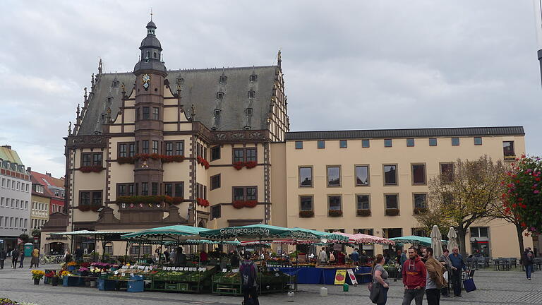 Heute noch ein Hingucker: Das alte Rathaus mit Nachkriegsanbau.