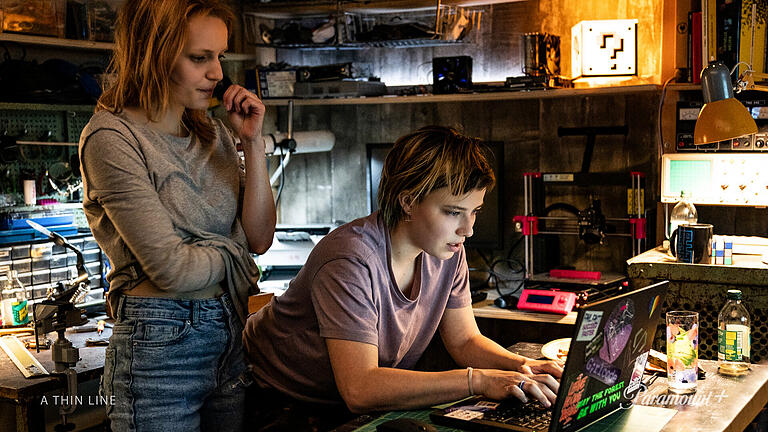 Cyber-Thriller «A Thin Line» bei Paramount+       -  Die Zwillingsschwestern und Hackerinnen Anna (Saskia Rosendahl) und Benni (Hanna Hilsdorf) in einer Szene des Cyber-Thrillers 'A Thin Line'.