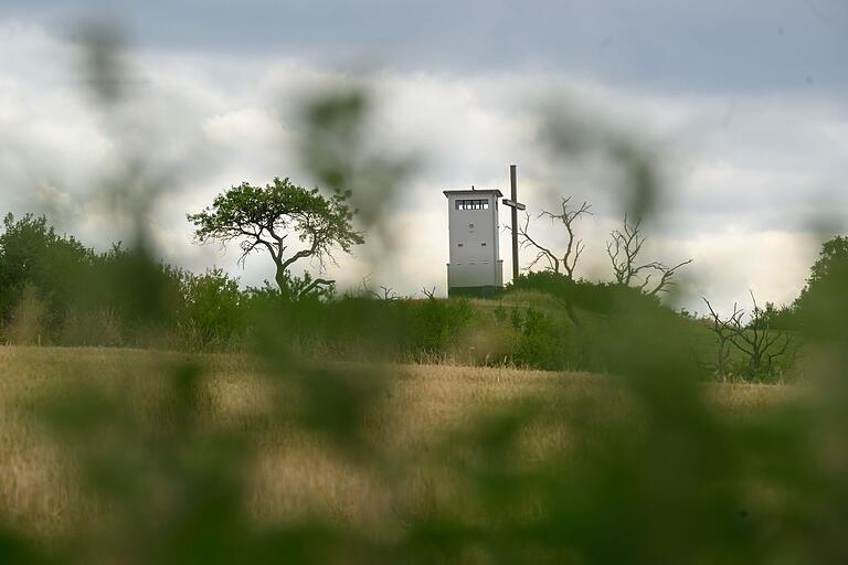 Am Dachsberg über Hermannsfeld thront ein ehemaliger Grenzturm. Ein großes Kreuz daneben warnt vor den Schrecken des Krieges.