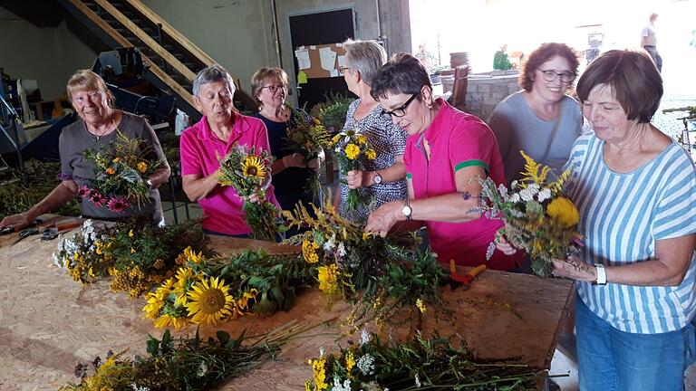 Auf Einladung des Frauenbundes hat sich eine Gruppe Frauen in Derleth's Hof zum Binden der Kräuterbüschel getroffen. Der Duft der Blumen, Gräser und Heilkräuter verbreitete sich rasch und es machte Freude zu arbeiten. Dieses Jahr gab es viel Blühendes und Buntes, da es der Wettergott in den letzten Wochen gut gemeint hatte. Einige Frauen hatten in der Natur gesammelt, andere wieder brachten Kräuter aus dem Garten mit. Im Nu waren bunte Sträuße gezaubert. Diese wurden am Fest Mariä Himmelfahrt vor dem Gottesdienst gegen eine Spende weitergegeben. Pfarrer Andreas Hutzler segnete die Gebinde und so können sie in den Häusern einen Platz finden und auch getrocknet lange Freude und Segen spenden. Dank an alle, die dabei geholfen haben.