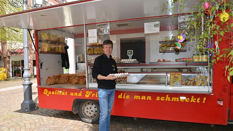 Seit 50 Jahren eine feste Größe  auf dem Grünen Markt in Lohr:  Der Hühnerhof Dietrich ist mittwochs in der Innenstadt. Peter Dietrich führt den Familienbetrieb in zweiter Generation.