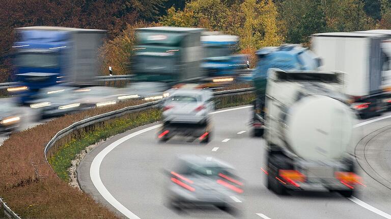 Auf der B 27 soll ein 65-Jähriger durch Abbiegen und Überholen starke Bremsungen im nachfolgenden Verkehr ausgelöst haben.