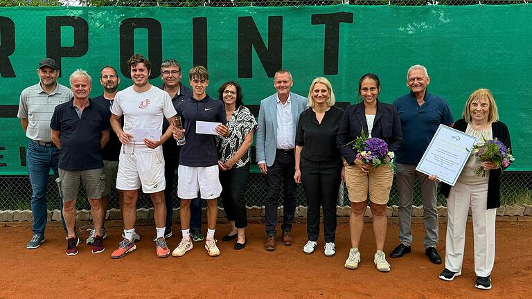 Auf dem Foto (von links): Dirk Raab (Stuhlschiedsrichter), Wenzel Breitschafter (TC Marktheidenfeld), Steffen Volk (Turnierleitung), Johannes Fleischmann (Spieler), Gernot Heinzel (BTV), Sebastian Gampert (Spieler), Christiane Krohn (1. Vorsitzende TCM),&nbsp; Thomas Stamm (Bürgermeister), Pamela Nembach (Stellvertr. Landrätin), Sandra Ulrike Jodlowski (Oberschiedsrichterin), Walter Haun (BTV), Eve Becker (Turnierleitung).