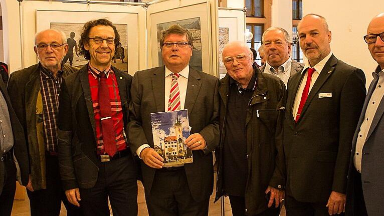 Eröffnung der Ausstellung &bdquo;Leben im Alter&ldquo; im Rathaus. Im Bild (von links) Alfred Söhlmann (BSW-Fotogruppe), Günther Rinke (Vorsitzender der Seniorenvertretung), Dr. Michael Schwalb (beratender Arzt der Seniorenvertretung), Adolf Bauer, Herbert Schmidt (ehemaliger Vorsitzender der Seniorenvertretung), Volker Stawski (Seniorenberatungsstelle Stadt Würzburg), Edgar Herget (Stiftung BSW) und Dieter Kupitz (BSW-Fotogruppe).