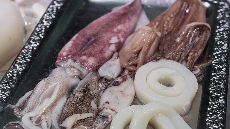 Ob am Stück oder als Ringe - Tintenfisch lässt sich in vielen Varianten zubereiten. Foto: Robert Günther       -  Tintenfisch lässt sich in vielen Varianten zubereiten. Eine umweltfreundliche Lösung wäre eine vegane Herstellung.