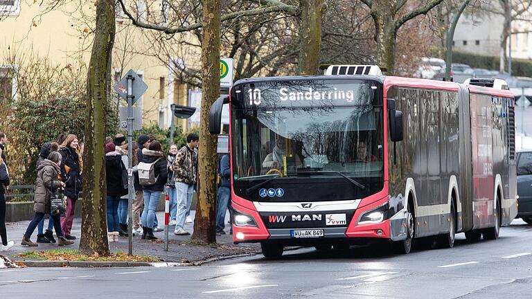 Die Studierendenvertretung der Uni Würzburg fordert ein besseres ÖPNV-Angebot für Studierende. Die regelmäßig überfüllten Busse zum Hubland sind nur ein Grund dafür.