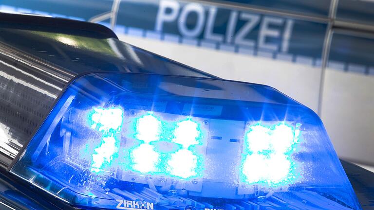 Illustration Polizeieinsatz       -  Messerangriff in Nürnberg: Frau flieht verletzt auf Balkon