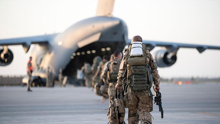 Abzug der Bundeswehr aus Afghanistan - Die Bundeswehr hatte Afghanistan im Juni 2021 schneller als ursprünglich geplant verlassen. Sie folgte zeitlichen Vorgaben der USA. Im August 2021, als die Taliban - praktisch ohne Gegenwehr - Kabul einnahmen, beteiligte sich Deutschland an einem internationalen militärischen Evakuierungseinsatz. (Archivfoto) Abzug der Bundeswehr aus Afghanistan - Die Bundeswehr hatte Afghanistan im Juni 2021 schneller als ursprünglich geplant verlassen. Sie folgte zeitlichen Vorgaben der USA. Im August 2021, als die Taliban - praktisch ohne Gegenwehr - Kabul einnahmen, beteiligte sich Deutschland an einem internationalen militärischen Evakuierungseinsatz. (Archivfoto)