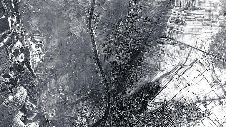 Am 17. August 1943 war der erste Angriff auf Schweinfurt. Ob das Bild genau bei diesem Angriff entstand, ist nicht sicher. Am 17. August 1943 war der erste Angriff auf Schweinfurt. Ob das Bild genau bei diesem Angriff entstand, ist nicht sicher.