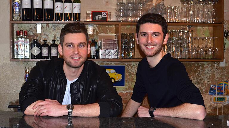 Lukas (links) und Kilian Flade       -  Erfolgreich in der Hauptstadt: Die gebürtigen Würzburger Lukas (links) und Kilian Flade betreiben seit drei Jahren die 'Moritz Bar“ in Berlin.