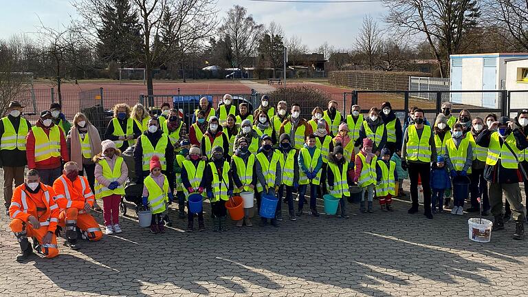 Gruppenfoto von der Müllsammelaktion