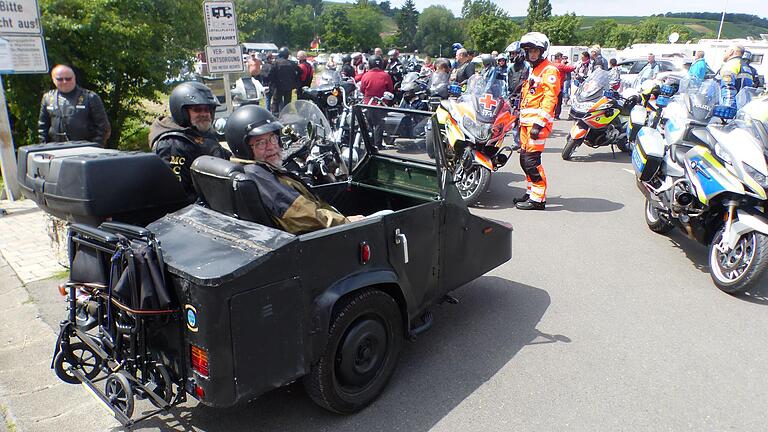 Mit Rolli und Beiwagen: Der Kitzinger Motorradclub 'Golden Hawks' organisierte für Mitglieder der Mainfränkischen Werkstätten eine Ausfahrt. Begleitet wurden sie von Polizeimotorrädern und der Kitzinger BRK-Motorradstreife