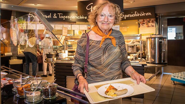 Gertrud Tast kommt seit 23 Jahren in das Restaurant im obersten Stock von Galeria Karstadt Kaufhof.