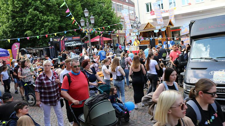 Zum 'Schmecktakel' am Freitagnachmittag war die Lohrer Innenstadt brechend voll.