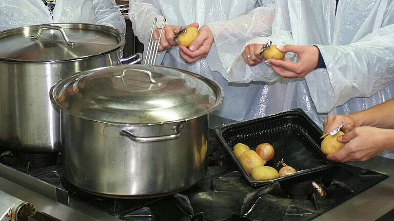 Kartoffeln sind in allen Lebenslagen gut und in der kalten Jahreszeit als Suppe besonders beliebt. Kartoffeln sind in allen Lebenslagen gut und in der kalten Jahreszeit als Suppe besonders beliebt.
