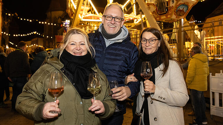 Volkacher Winterzauber       -  Zahlreiche Menschen besuchen am Montag (06.01.25) den Volkacher Winterzauber.