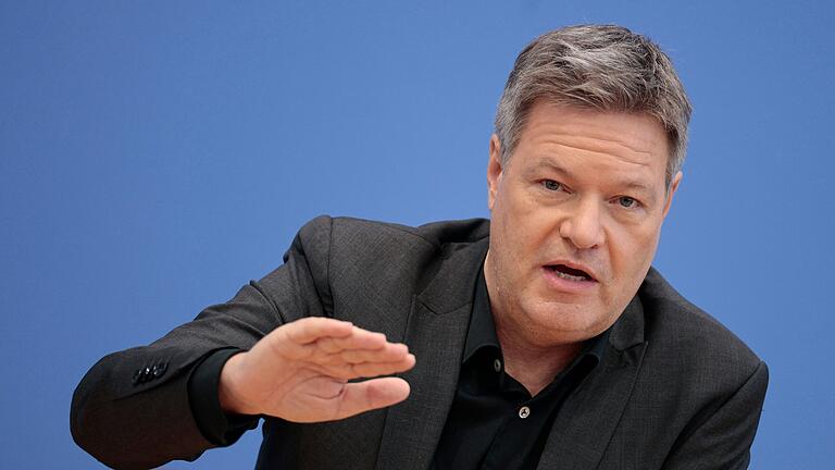 Eine Hausdurchsuchung im Landkreis Haßberge wegen der mutmaßlichen Beleidigung des amtierenden Wirtschaftsministers Robert Habeck sorgte im November 2024 für Schlagzeilen. Eine Hausdurchsuchung im Landkreis Haßberge wegen der mutmaßlichen Beleidigung des amtierenden Wirtschaftsministers Robert Habeck sorgte im November 2024 für Schlagzeilen.