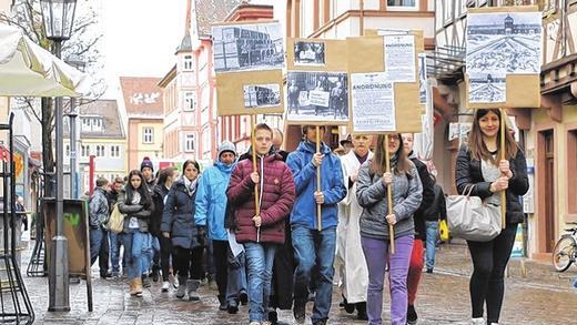 Engagiert und auf den Beinen: Ein abwechslungsreiches Programm hat der &bdquo;Arbeitskreis Karlstadter Schulen&ldquo; für die Wochen rund um den Holocaust-Gedenktag am 27. Januar organisiert. Im vergangenen Jahr fand in Karlstadt ein Schweigemarsch (im Bild) statt.