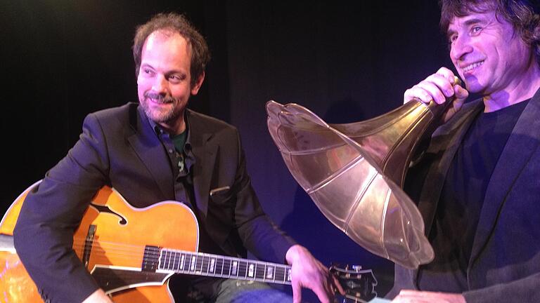 Herbert Scheuring (rechts) und der Jazz-Gitarrist Joe Krieg im Theater am Neunerplatz