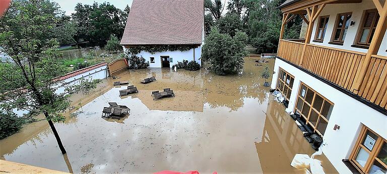 So sah es beim Hochwasser im Juli 2021 aus auf dem Grundstück der Natura Akademie von Michael Leisten in Laub. Rechts im Anschluss an das Gebäude entstehen nun die auf Stelzen gebauten neuen Seminarhäuser. So sah es beim Hochwasser im Juli 2021 aus auf dem Grundstück der Natura Akademie von Michael Leisten in Laub. Rechts im Anschluss an das Gebäude entstehen nun die auf Stelzen gebauten neuen Seminarhäuser.
