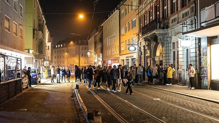 Inzwischen hat sich die Sanderstraße in Würzburg mit ihren vielen Bars, Kneipen und Clubs zu einer echten Party-Meile etabliert. Vielen Anwohnenden gefällt das nicht. Jetzt ist das Thema erneut im Stadtrat