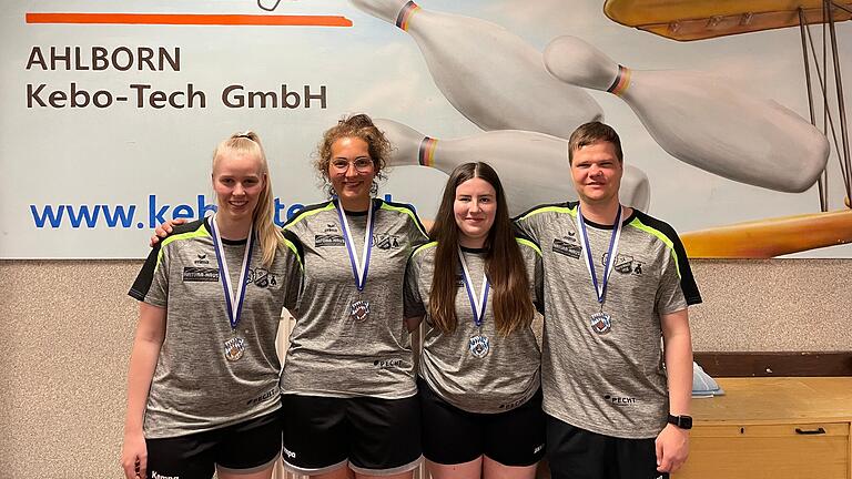 Dieses Quartett der Spielgemeinschaft Bad Neustadt hat nach dem erfolgreichen Abschneiden bei der bayerischen Meisterschaft im Kegeln allen Grund zur Freude. Von links: Natalie Guck (1., U 23, Frauen), Kathrin Hüther (3., Frauen), Antonia Biener (2., U 23, Frauen) und Sebastian Dieterich (3., Männer).