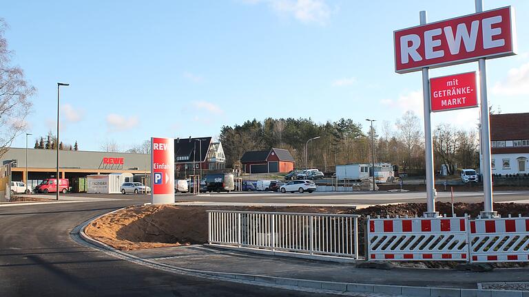 Bei Rewe in Mellrichstadt gehen bald die Türen auf. Derzeit werden fleißig Regale eingeräumt.