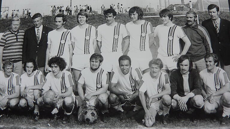 Mit dem Aufstieg in die Landesliga gelang der SG Burgsinn 1973 der größte sportliche Erfolg. Das Meisterteam: (hinten, von links) Spielausschussvorsitzender Werner Krausse, Vorsitzender Ludwig Pauthner, Alfred Pauthner, Gerd Schüllermann, Arnold Kreuter, Peter Herget, Bernhard Schneider, Erwin Laudenbach, Trainer Walter Kaniber, (vorne, von links) Hubert Herget, Walter Heinzel, Hans Schneider, Siggi Frank, Franz-Karl Hammer, Friedrich Mühlig, Siegfried Betz und Klaus Frank.