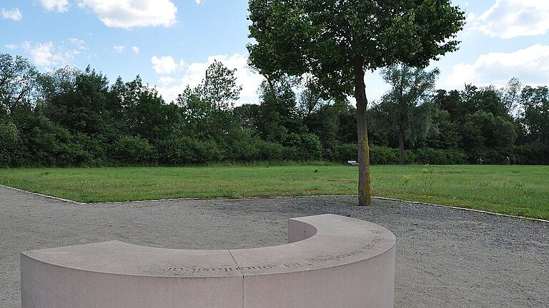 Am so genannten &bdquo;Lagerweg&ldquo; am Main bei Oberndorf gibt es die Gedenkstätte &bdquo;Drei Linden&ldquo; der Initiative gegen das Vergessen, um auf das Schicksal der Zwangsarbeiter in der Schweinfurter Industrie im Zweiten Weltkrieg aufmerksam zu machen.