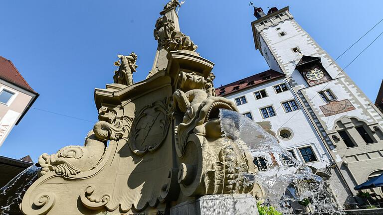 Der Vieröhrenbrunnen vor dem Würzburger Rathaus wurde rund neun Monate restauriert und sprudelt seit Ende Juli 2019 wieder.