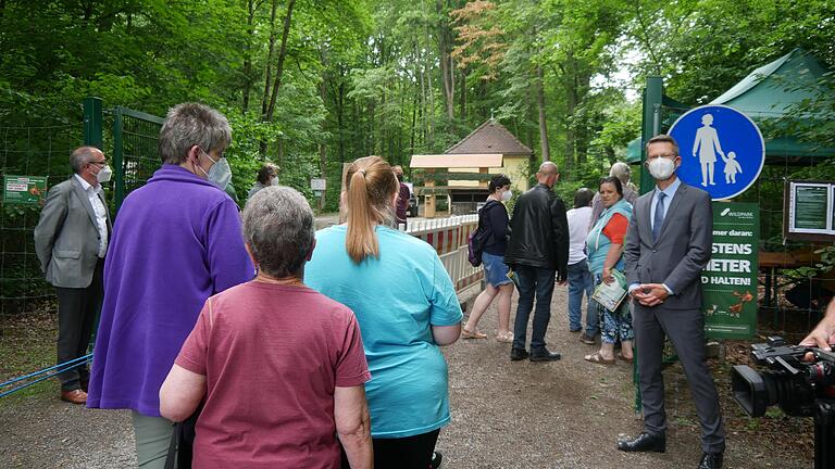 Nach sieben Monaten pandemiebedingter Schließung öffnete der Wildpark an den Eichen am 8. Juni erstmals wieder seine Tore für Besucher. Oberbürgermeister Sebastian Remelé (rechts) begrüßte die ersten Gäste.