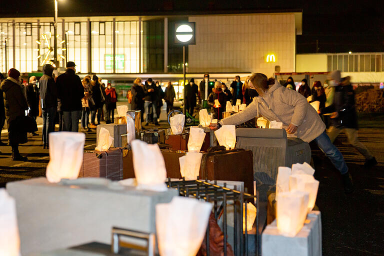 Tag des Gedenkens an die Opfer des Nationalsozialismus: Bei einer Kundgebung am Bahnhofsvorplatz wurden am Donnerstagabend die Namen 164 deportierter Kinder verlesen. Tag des Gedenkens an die Opfer des Nationalsozialismus: Bei einer Kundgebung am Bahnhofsvorplatz wurden am Donnerstagabend die Namen 164 deportierter Kinder verlesen.