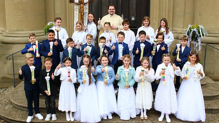 18 Kinder gingen am Sonntag nach Ostern in Wiesentheid zum ersten Mal zum Tisch des Herrn. Nach dem Gottesdienst wurde auf dem Eingangsportal der Wiesentheider Kirche St. Mauritius ein Erinnerungsfoto an diesen Tag der Erstkommunion gemacht.