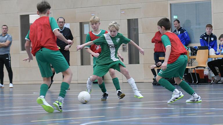 Szene aus dem U13-Spiel des SV Garitz (in grün) gegen den TSV Großbardorf. - Szene aus dem U13-Spiel des SV Garitz (in grün) gegen den TSV Großbardorf. Szene aus dem U13-Spiel des SV Garitz (in grün) gegen den TSV Großbardorf. - Szene aus dem U13-Spiel des SV Garitz (in grün) gegen den TSV Großbardorf.