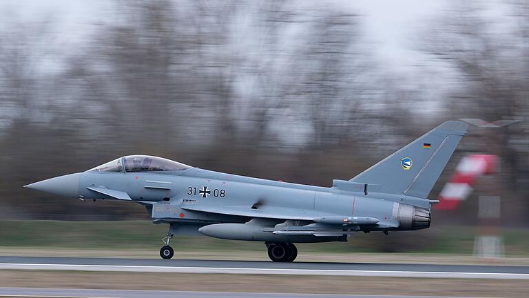 Zwei Eurofighter vom Luftwaffengeschwader 74 aus Neuburg an der Donau flogen am Donnerstag über Karlstadt. Zwei Eurofighter vom Luftwaffengeschwader 74 aus Neuburg an der Donau flogen am Donnerstag über Karlstadt.