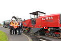 ausbau Wü 2       -  Mit dem Abfräsen der alten Schich hat der Ausbau der Kreisstraße bei Kürnach hat begonnen. Das weitere Vorgehen besprechen vor Ort: (von links) Polier Michael Mützel, Markus Schraub (Bauaufsicht), Frank Reuter (Bauleiter) und Bürgermeister Thomas Eberth.