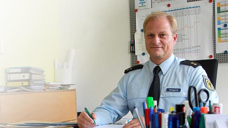 Ralf Wiegand ist Leiter des Aus- und Fortbildungszentrum der Bundespolizei in Oerlenbach. Carmen Schmitt - Ralf Wiegand ist Leiter des Aus- und Fortbildungszentrum der Bundespolizei in Oerlenbach. Carmen Schmitt Ralf Wiegand ist Leiter des Aus- und Fortbildungszentrum der Bundespolizei in Oerlenbach. Carmen Schmitt - Ralf Wiegand ist Leiter des Aus- und Fortbildungszentrum der Bundespolizei in Oerlenbach. Carmen Schmitt