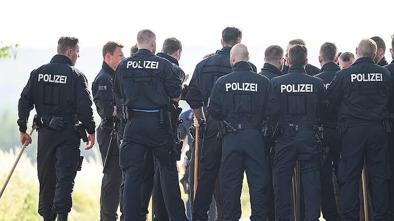 Leichenfund in Wiesbaden - Suchaktion der Polizei nach einer Vermisstenmeldung Symbolfoto: Arne Dedert,dpa Leichenfund in Wiesbaden - Suchaktion der Polizei nach einer Vermisstenmeldung Symbolfoto: Arne Dedert,dpa