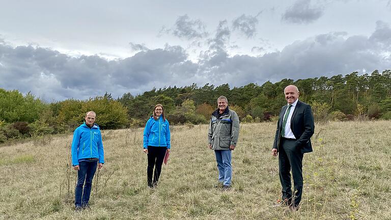 Freuen sich gemeinsam über den Erfolg des Vertragsnaturschutzprogramms (von links): Joachim Jenrich und Doris Dellert (Umweltamt), Wilhelm Schmalen (Amt für Ernährung, Landwirtschaft und Forsten) und Landrat Thomas Habermann.