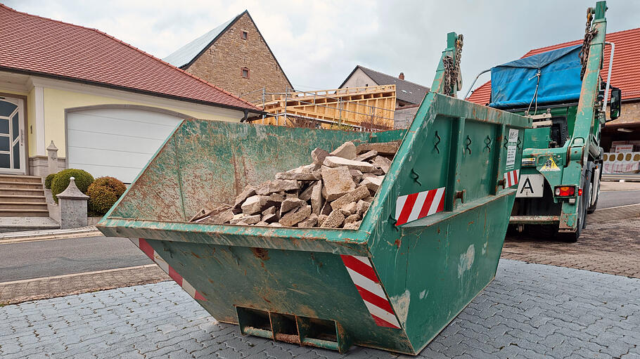 Bauschutt entsorgen mit der Haaf Firmengruppe - Bauschutt ist nicht gleich Bauschutt. Er muss fachgerecht getrennt und entsorgt werden. Bauschutt entsorgen mit der Haaf Firmengruppe - Bauschutt ist nicht gleich Bauschutt. Er muss fachgerecht getrennt und entsorgt werden.
