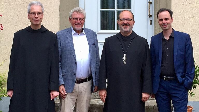 Abt Michael Reepen verabschiedete Dr. Herbert Müller im Beisein des stellvertretenden Schulleiters Br. Jeremia und des Schulleiters Markus Binzenhöfer. Abt Michael Reepen verabschiedete Dr. Herbert Müller im Beisein des stellvertretenden Schulleiters Br. Jeremia und des Schulleiters Markus Binzenhöfer.