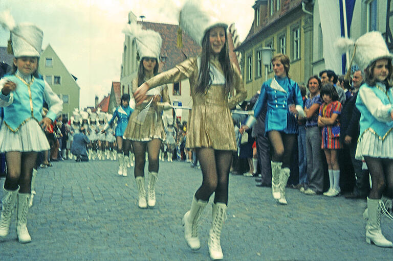 Am großen Festumzug nahmen auch die Majorettes aus Mamers teil. Die jungen Tänzerinnen begeisterten die Zuschauer. Am großen Festumzug nahmen auch die Majorettes aus Mamers teil. Die jungen Tänzerinnen begeisterten die Zuschauer.