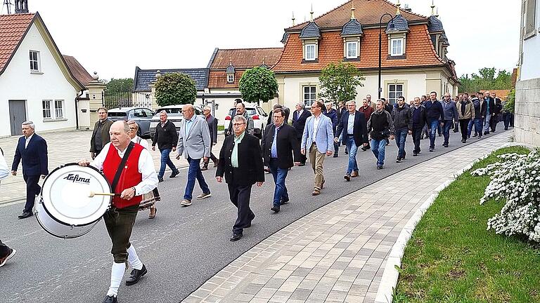 Nach dem Gottesdienst ging es im Festzug und den Sternberger Musikanten zum Tagungsort, der ehemaligen Schule in Sternberg. Nach dem Gottesdienst ging es im Festzug und den Sternberger Musikanten zum Tagungsort, der ehemaligen Schule in Sternberg.