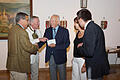 Nikolaus Graf Adelmann und Dieter Kaiser von der Stiftung Deutscher Offizier Bund händigen Eberhard Munz, Ehrenvorsitzender des Freundeskreises Lesezeichen, den Scheck aus. Bibliotheksleiterin Karin Wengerter und Bürgermeister Armin Warmuth freuen sich mit. Foto: Guzy       -  Nikolaus Graf Adelmann und Dieter Kaiser von der Stiftung Deutscher Offizier Bund händigen Eberhard Munz, Ehrenvorsitzender des Freundeskreises Lesezeichen, den Scheck aus. Bibliotheksleiterin Karin Wengerter und Bürgermeister Armin Warmuth freuen sich mit. Foto: Guzy