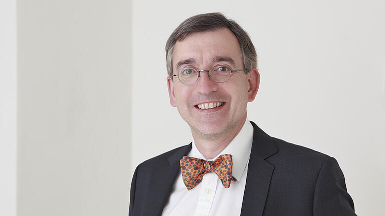 Intendant Kissinger Sommer Tilmann Schlömp - Der neue Intendant des Kissinger Sommers, Tilmann Schlömp, schaut auf dieser undatierten Aufnahme in die Kamera der Fotografin. Der Musikwissenschaftler leitet das Klassikfestival in der Kurstadt Bad Kissingen. Intendant Kissinger Sommer Tilmann Schlömp - Der neue Intendant des Kissinger Sommers, Tilmann Schlömp, schaut auf dieser undatierten Aufnahme in die Kamera der Fotografin. Der Musikwissenschaftler leitet das Klassikfestival in der Kurstadt Bad Kissingen.