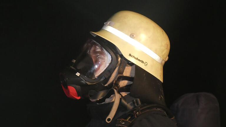 Bei einem Dachstuhlbrand in Königsberg zogen sich vier Menschen Verletzungen zu, der Sachschaden an dem Wohnhaus ist erheblich.