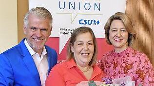 Der CSU-Bezirksvorsitzende Steffen Vogel MdL gratulierte der neuen Bezirksvorsitzenden der Frauen-Union Nikola Renner (Mitte) und dankte der langjährigen Vorsitzenden Anja Weisgerber MdB für ihr Engagement.       -  Der CSU-Bezirksvorsitzende Steffen Vogel MdL gratulierte der neuen Bezirksvorsitzenden der Frauen-Union Nikola Renner (Mitte) und dankte der langjährigen Vorsitzenden Anja Weisgerber MdB für ihr Engagement.
