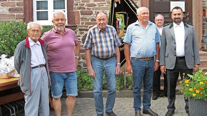 Schützenmeister Alexander Porkristl (rechts) würdigte die Gründerväter von 1972 mit der Ehrenurkunde und einem Präsentkorb (von links) Armin Hüfner, Herbert Edelmann, Edgar Emmert und Engelbert Denk. - Schützenmeister Alexander Porkristl (rechts) würdigte die Gründerväter von 1972 mit der Ehrenurkunde und einem Präsentkorb (von links) Armin Hüfner, Herbert Edelmann, Edgar Emmert und Engelbert Denk. Schützenmeister Alexander Porkristl (rechts) würdigte die Gründerväter von 1972 mit der Ehrenurkunde und einem Präsentkorb (von links) Armin Hüfner, Herbert Edelmann, Edgar Emmert und Engelbert Denk. - Schützenmeister Alexander Porkristl (rechts) würdigte die Gründerväter von 1972 mit der Ehrenurkunde und einem Präsentkorb (von links) Armin Hüfner, Herbert Edelmann, Edgar Emmert und Engelbert Denk.